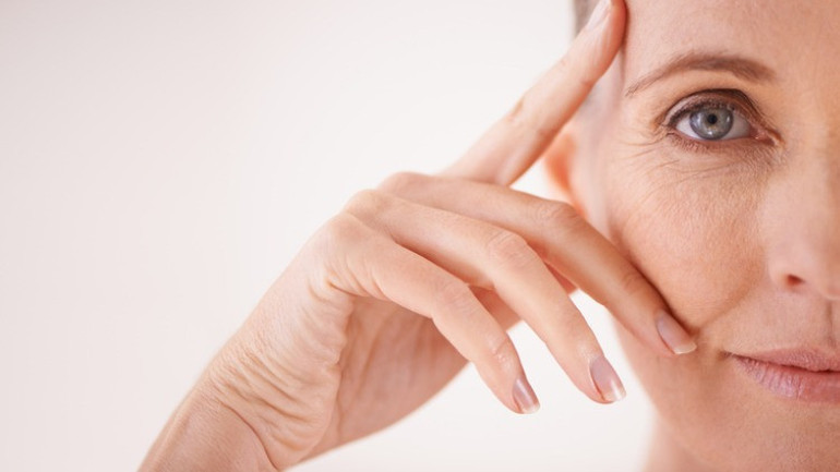 Kırk yaş üstü göz damlası ile gerçekten gözlüksüz yakın görüş mümkün mü