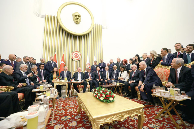 Erdoğan Azerbaycan dönüşü uçakta konuştu: Barış müzakerelerinde Türkiye Hamas’a yol gösteriyor