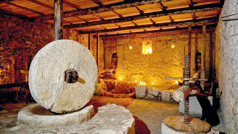 Aziz Pavlus ucuz atlatmış... Defineciler tarihi mağaraya zarar vermiş: Hürriyet tarihi mağaraya girdi