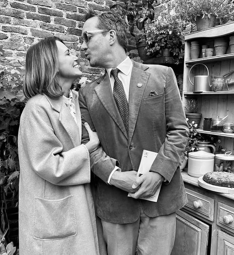 Görür görmez aşık olduğu evli kadının karşısına yağmurdan sırılsıklam dikiliverdi... Ben seni seviyorum, eyvah 21 yıldır bir peri masalını yaşıyorlar…