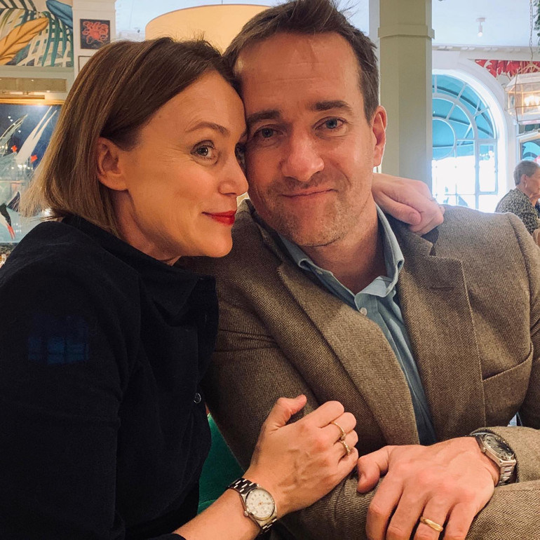 Görür görmez aşık olduğu evli kadının karşısına yağmurdan sırılsıklam dikiliverdi... Ben seni seviyorum, eyvah 21 yıldır bir peri masalını yaşıyorlar…