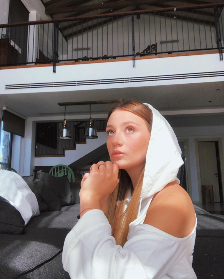 Türkiyenin en güzel kızı seçilmişti... Hem şöhreti hem İstanbulu terk etti Şimdi ailesiyle bu evde yaşıyor