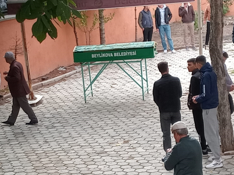 Okul bahçesinde fenalaşan çocuğun hastaneye kaldırılması