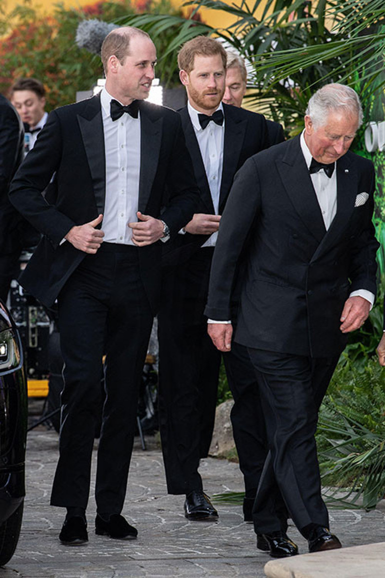 Öfke gözünü kararttı, tahtı bile görmüyor... Büyük oğlu resti çekti: Ya kardeşim ya ben