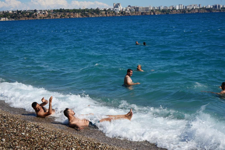 Konyaaltı Sahili'nde yazdan kalma gün