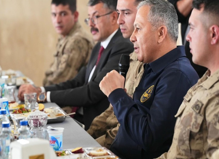 Bakan Yerlikaya, sınır hattında