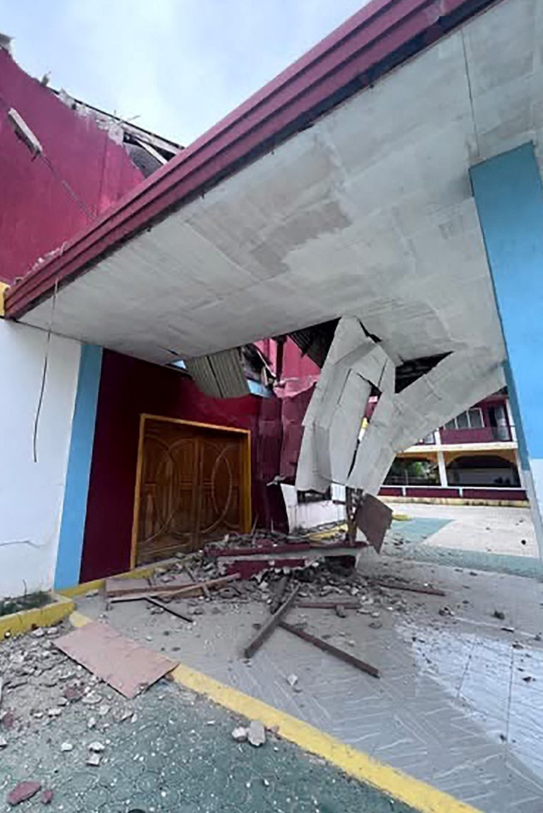 Filipinler’de 7.4 ve 6.9 büyüklüğünde deprem Tsunami uyarısı geldi
