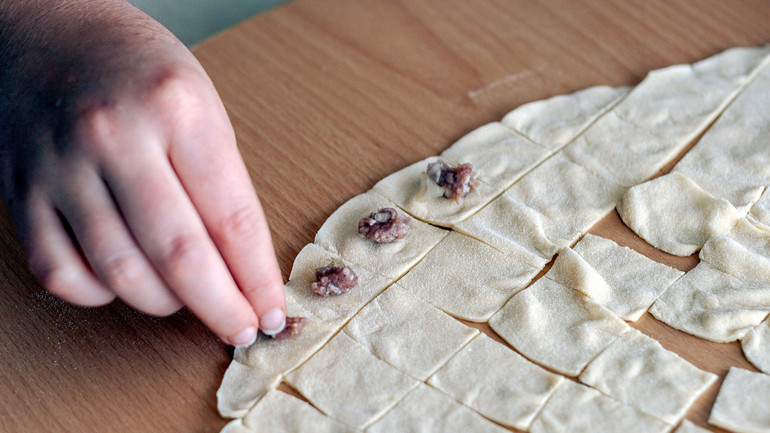 Kollar sıvansın: Yırtılmayan, açılmayan mantı hamuru nasıl yapılır Mantı hamuru tarifi ve püf noktası