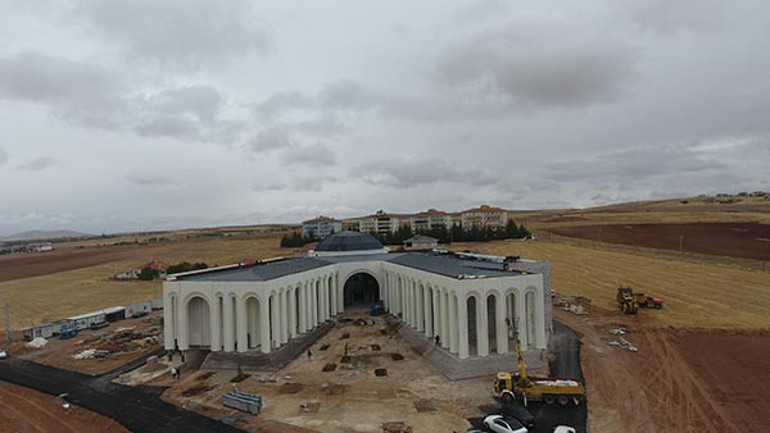 Külliyenin dış görünümü ve bahçe düzenlemesi
