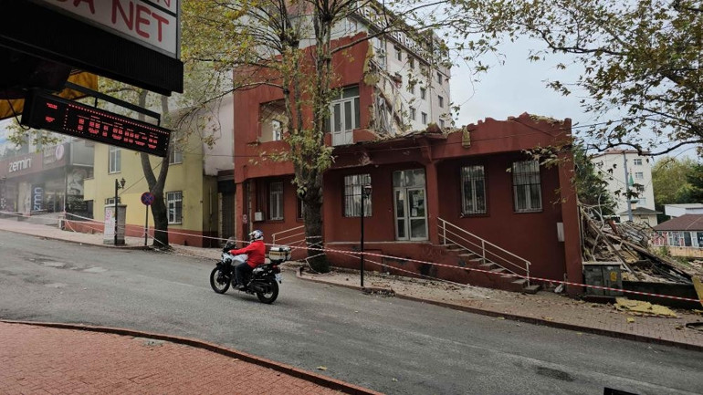 Gerilim filmi gibi kontrollü yıkım Aldırış etmeden geçtiler