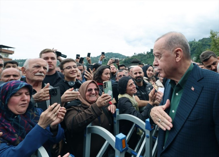 Cumhurbaşkanı Erdoğan Güneysu Merkez Camisi önünde