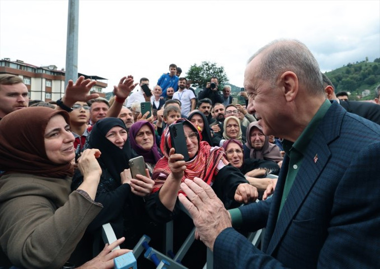 Cumhurbaşkanı Erdoğan camiden çıkışta vatandaşlarla sohbet ediyor