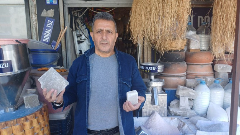 Pakistan'dan getirilen Himalaya tuzu ve satıcı