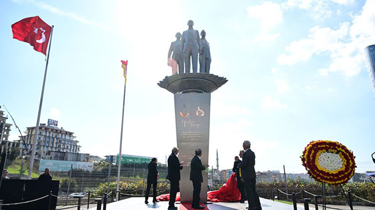 Galatasaray stadı önünde Atatürk, Tevfik Fikret ve Ali Sami Yen anıt heykelleri