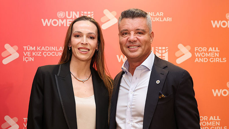 Eda Erdem, BM Kadın Birimi iyi niyet elçisi olarak açıklama yapıyor