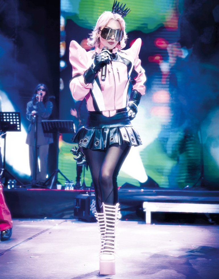 Hande Yener gençlere sürpriz yaptı