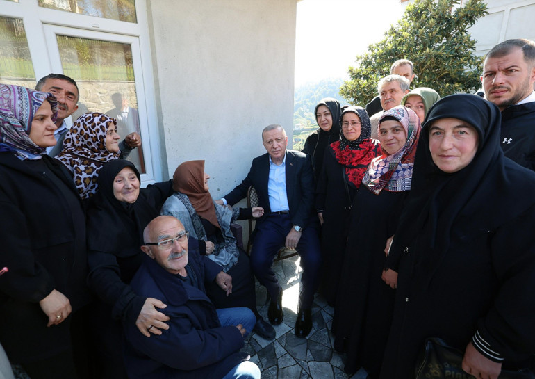 Cumhurbaşkanı Erdoğan Rizede... Komşularıyla sohbet etti, Ayder Yaylasını ziyaret etti