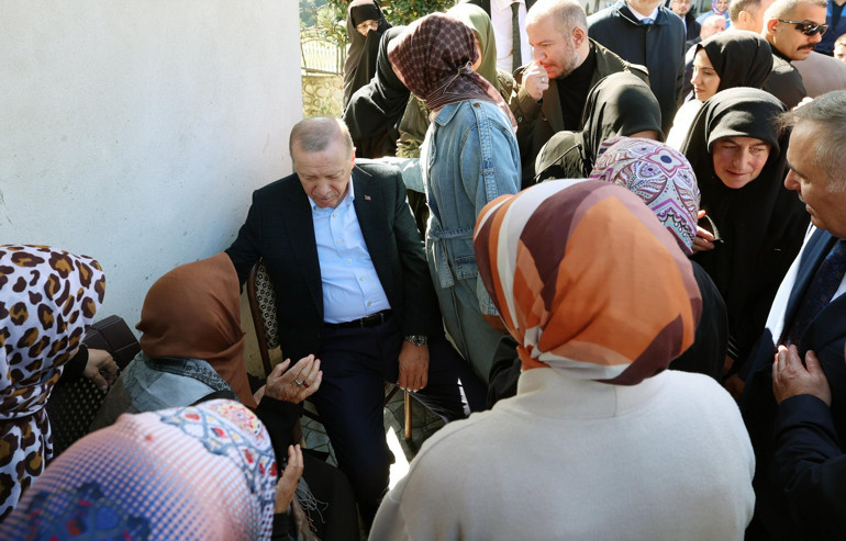 Cumhurbaşkanı Erdoğan Rizede... Komşularıyla sohbet etti, Ayder Yaylasını ziyaret etti