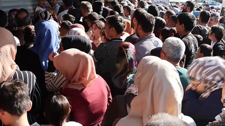Mağaza önünde yoğun kuyruk ve kalabalık
