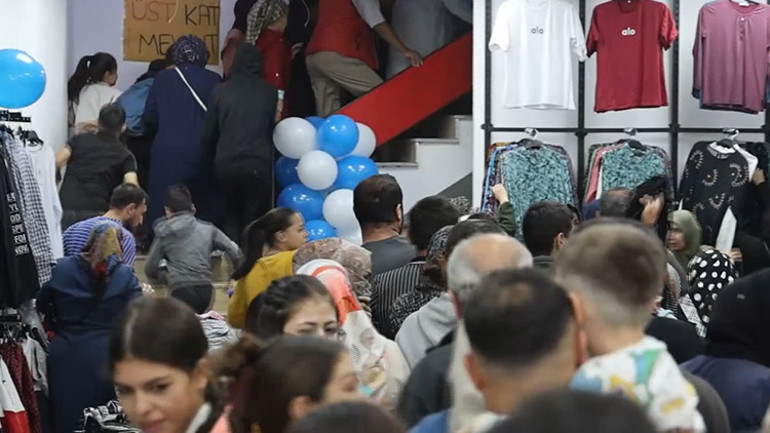 İndirim gününde mağaza içinde yoğunluk