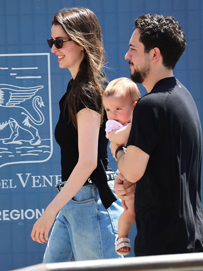  Daha bir yaşında dünya turunda... Ünlü ailenin bebeği yollarda büyüyor