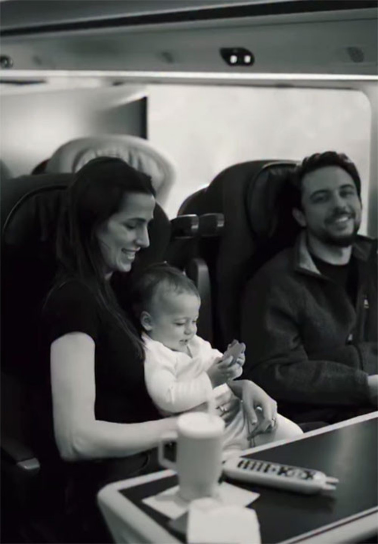  Daha bir yaşında dünya turunda... Ünlü ailenin bebeği yollarda büyüyor