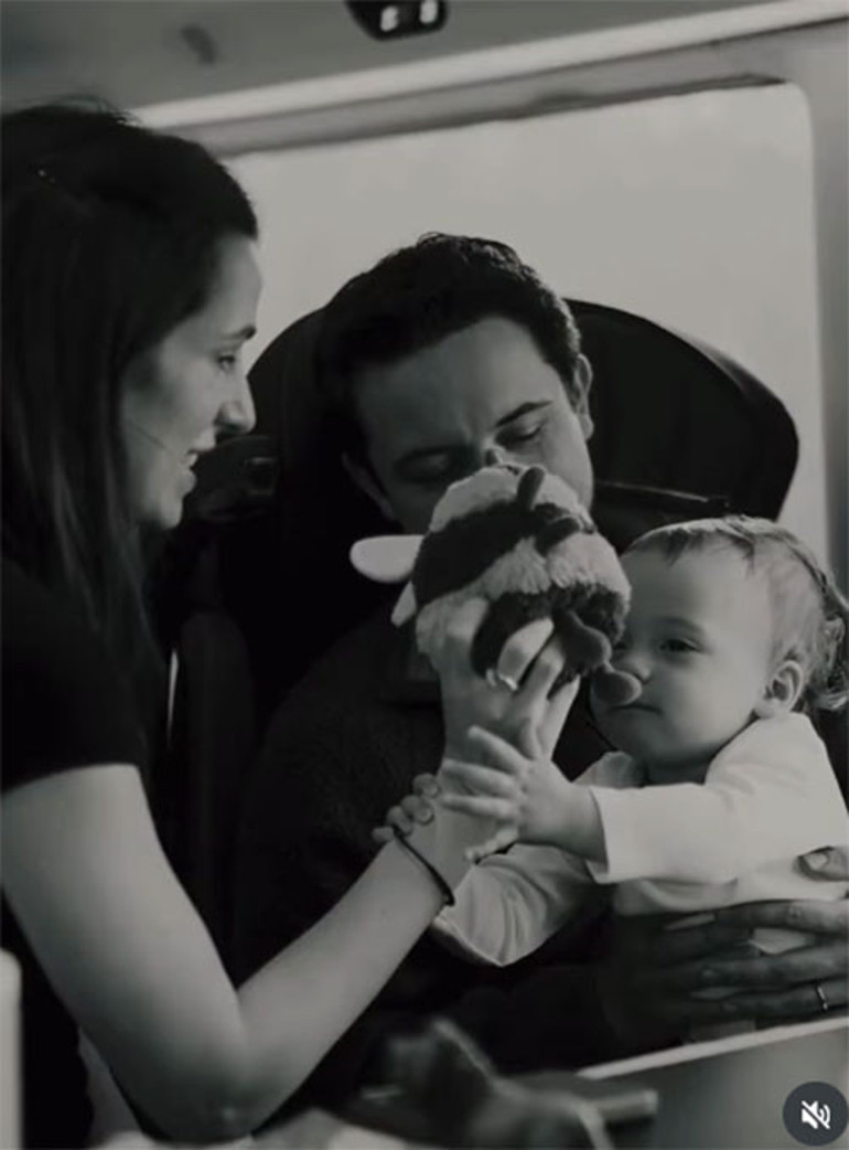  Daha bir yaşında dünya turunda... Ünlü ailenin bebeği yollarda büyüyor