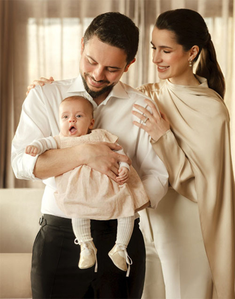  Daha bir yaşında dünya turunda... Ünlü ailenin bebeği yollarda büyüyor