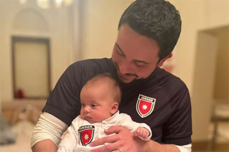  Daha bir yaşında dünya turunda... Ünlü ailenin bebeği yollarda büyüyor