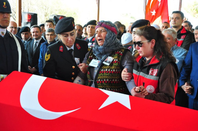 Tören sırasında şehit jandarma personelinin cenazesi