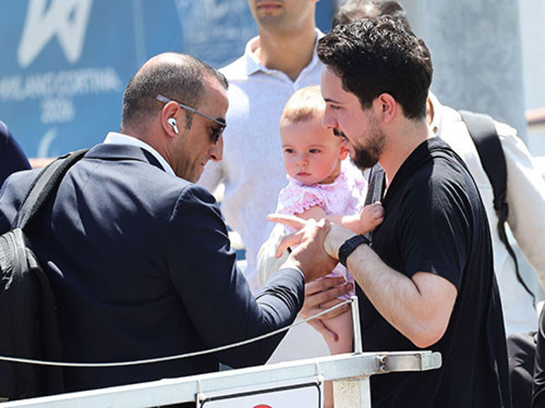 Bir tane daha doğurup bize yine altın dağıtın: Daha bir yaşında dünya turunda... Ünlü ailenin bebeği yollarda büyüyor