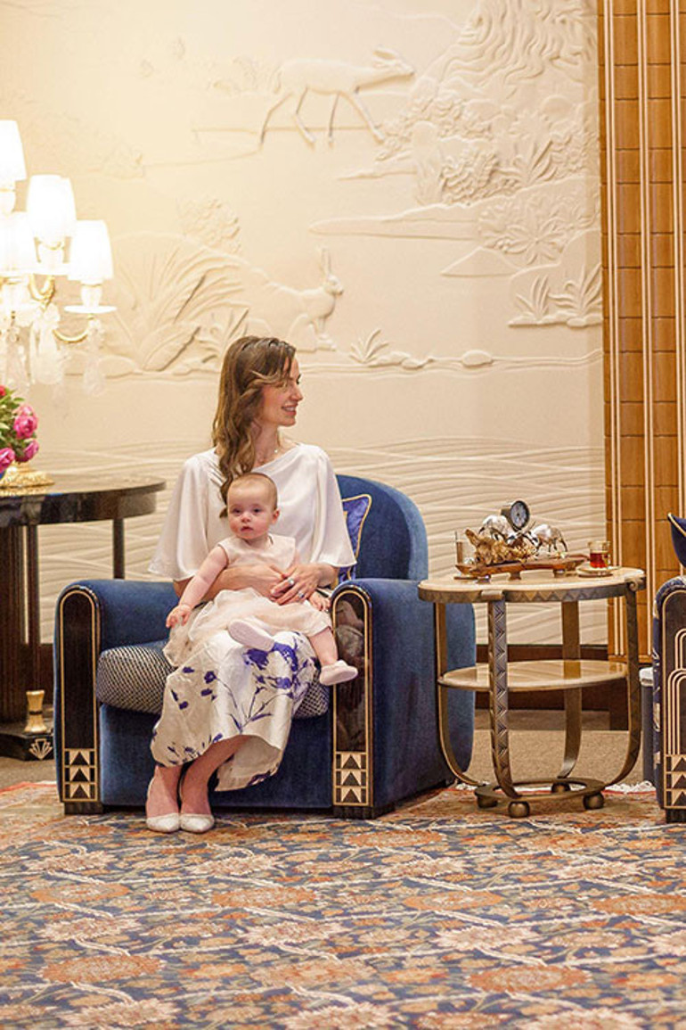 Bir tane daha doğurup bize yine altın dağıtın: Daha bir yaşında dünya turunda... Ünlü ailenin bebeği yollarda büyüyor