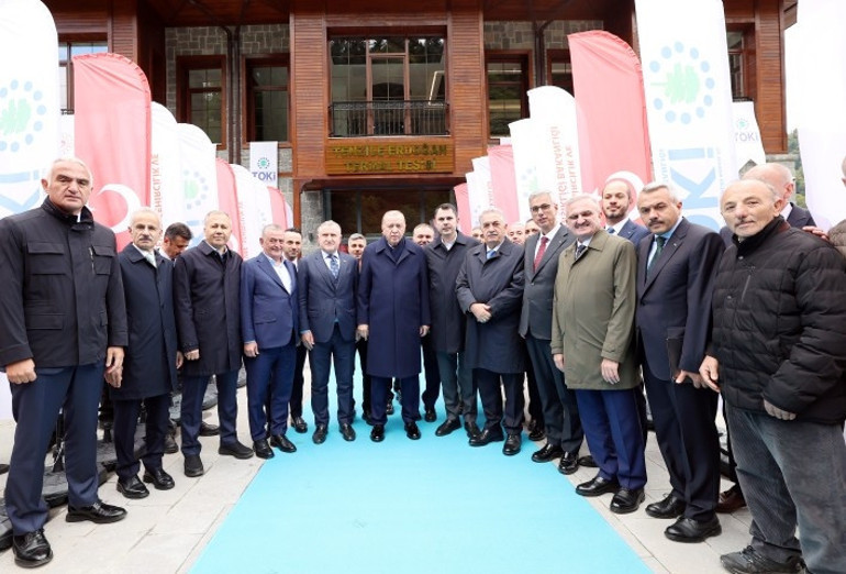 Cumhurbaşkanı Erdoğan Rizede... Komşularıyla sohbet etti, Ayder Yaylasını ziyaret etti