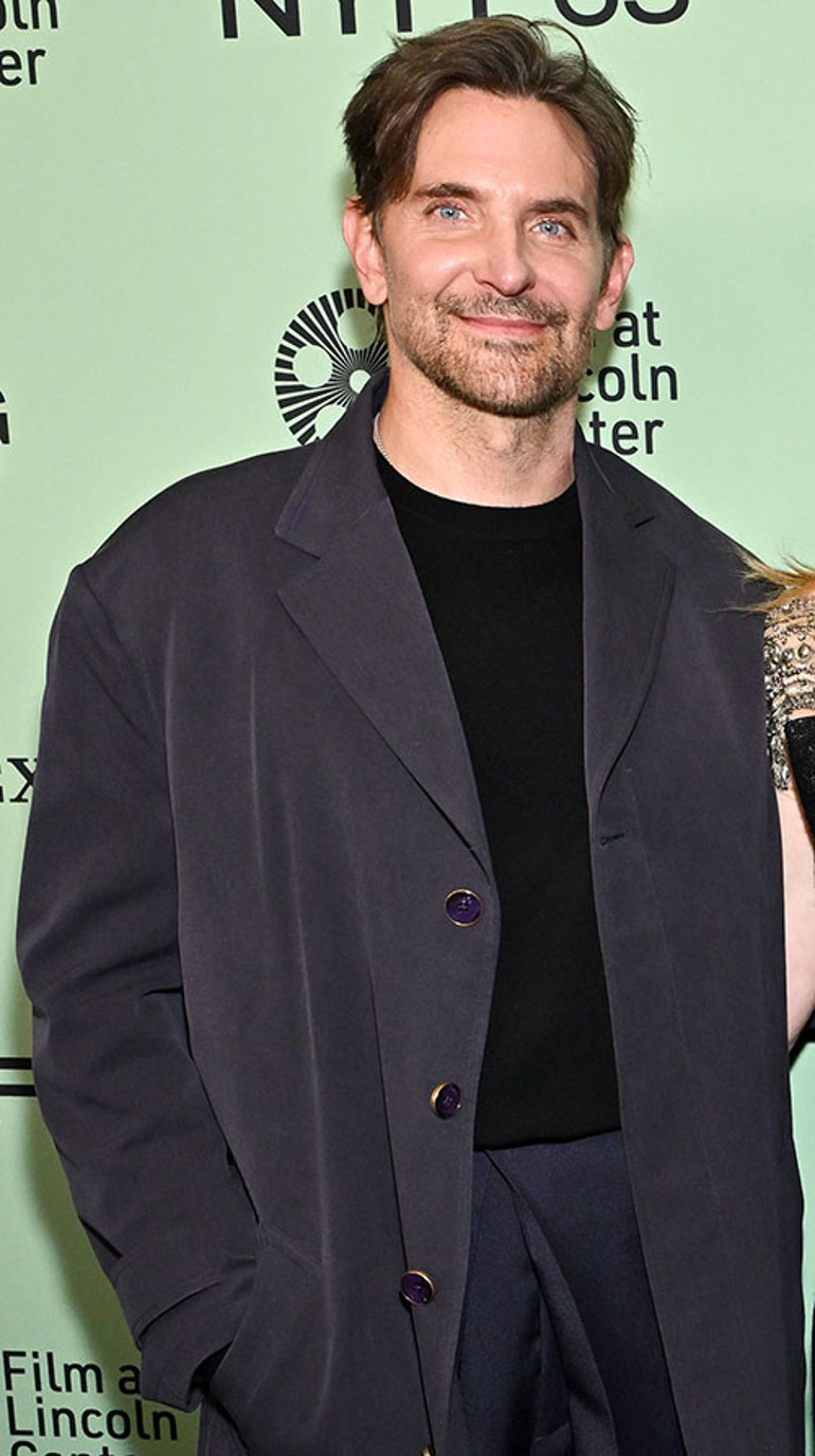 Kendisinden 20 yaş genç, güzeller güzeli sevgilisinden çocuk yapmayı hayal ediyor... Ama ondan önce gidip yüzünü gerdirdi