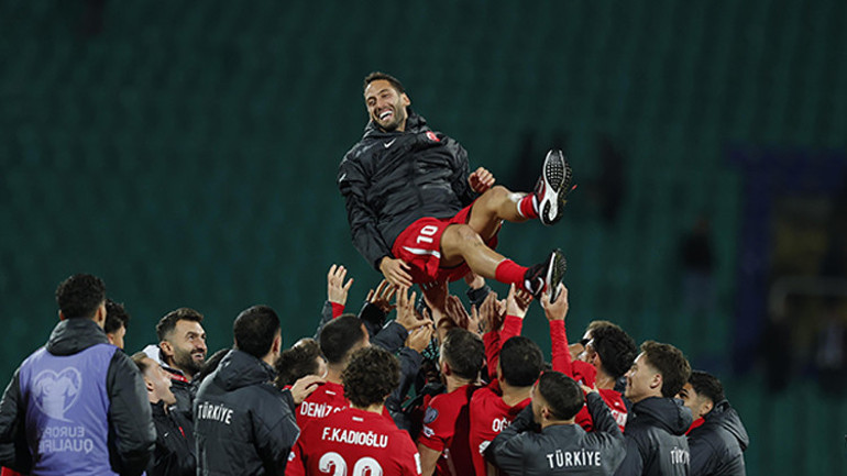 Hakan Çalhanoğlu milli formayla