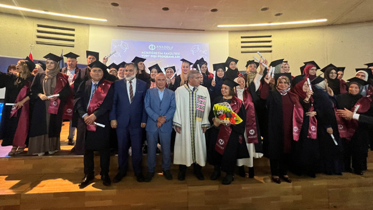 Anadolu Üniversitesi mezunları diplomalarını aldılar