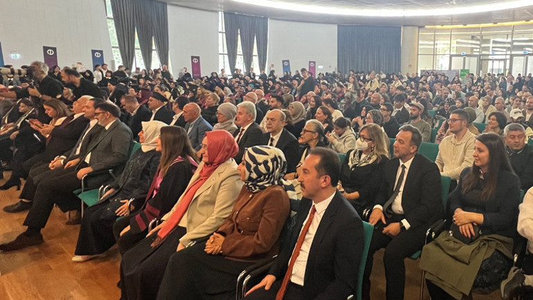 Anadolu Üniversitesi mezunları diplomalarını aldılar