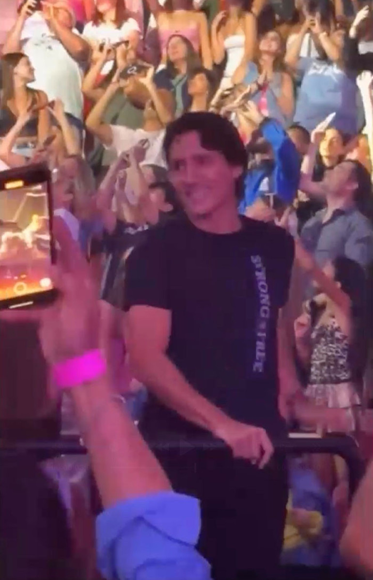 Biri evlenemeden nişanlısından biri de 18 yıllık karısından ayrılmıştı… Ünlü şarkıcı ve eski başbakanın aşkı doludizgin… Yatta sıcak dakikalar