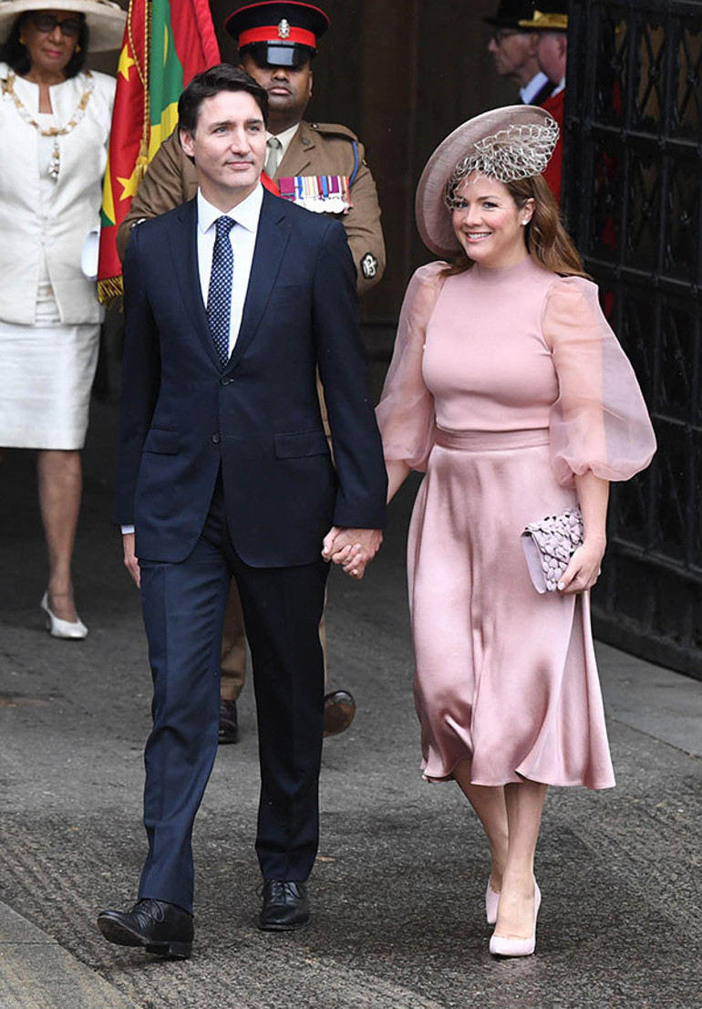 Biri evlenemeden nişanlısından biri de 18 yıllık karısından ayrılmıştı… Ünlü şarkıcı ve eski başbakanın aşkı doludizgin… Yatta sıcak dakikalar