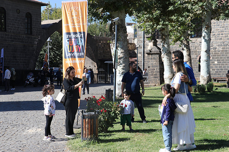 Festivalde halk dansları ve etkinlikler