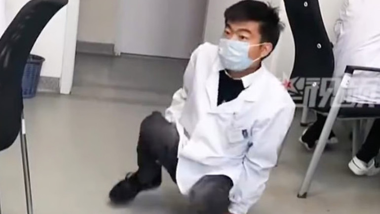 7 yıl boyunca zorla dilendirildi 16 yaşında okuma yazma öğrenen adam doktor oldu