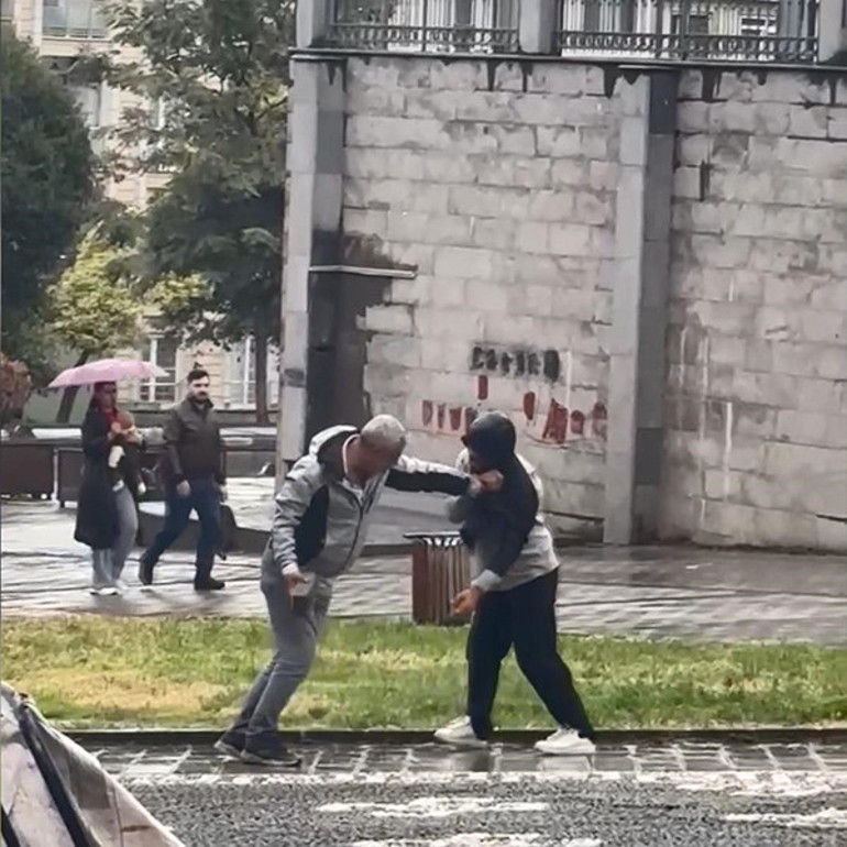 Gaziosmanpaşa'da kaldırım taşıyla saldırı anı