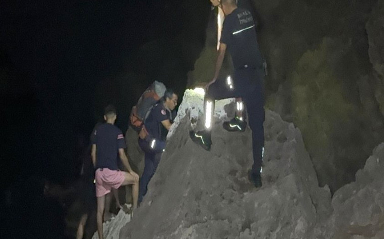 Falezlerde kayalıklarda mahsur kalan iki kişiyi kurtarma çalışması