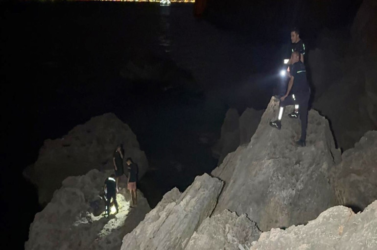 İtfaiye ekiplerinin falezlerden yaptığı kurtarma operasyonu