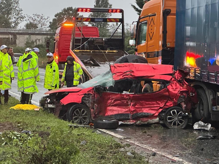 Çayeli'nde meydana gelen ağır trafik kazasından görüntü