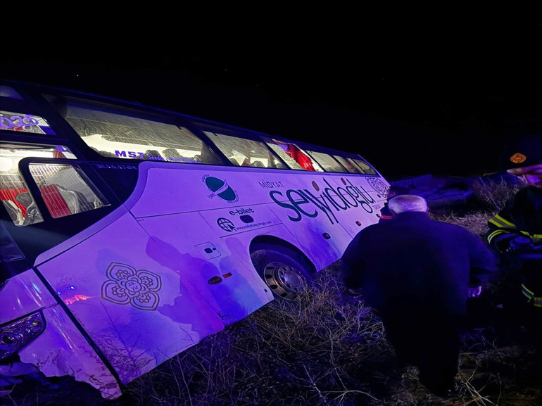 Devrilen yolcu otobüsü sonrası kurtarma çalışmaları