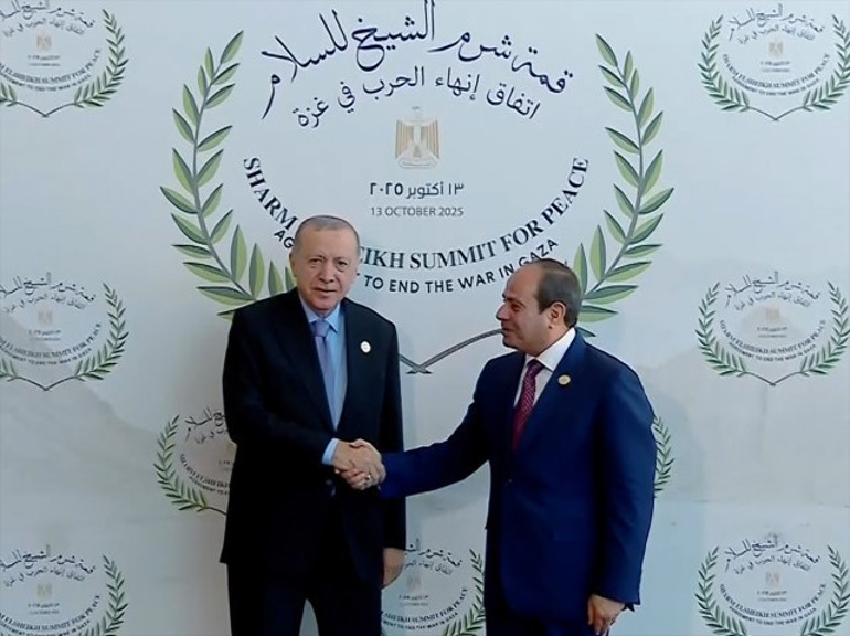 Şarm El-Şeyh'te resmi karşılama sahnesi