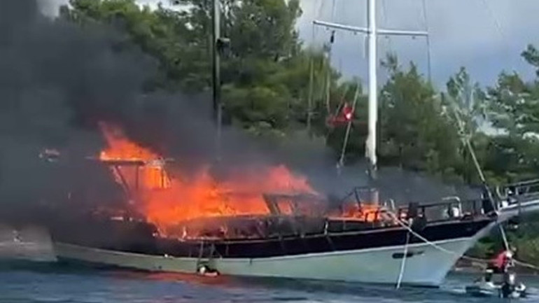 Göcek açıklarında gulet yangını
