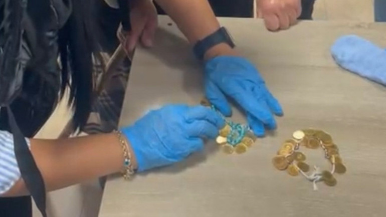 Dilencinin üzerinden servet çıktı Ekipler çeyrek altınları sayarken şaşkına döndü