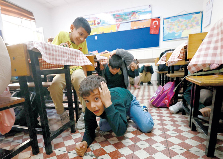 Tüm okullarda ‘afet’ tatbikatı: Çök kapan tutun